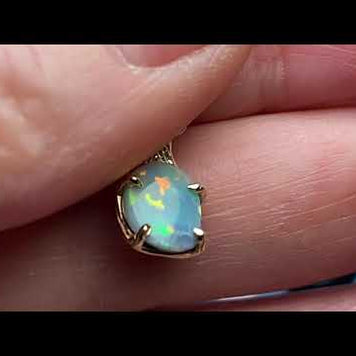 Ægte solid opal fra vores egen mine i Lightning Ridge, Australien indfattet i 14 karat guld. De krogede grene af 14 karat guld holder opalen på plads.