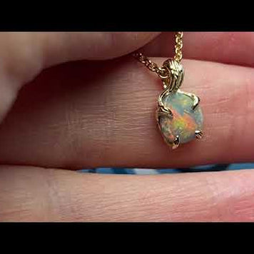 Ægte solid krystal opal fra vores egen mine i Lightning Ridge, Australien indfattet i 14 karat guld. De krogede grene af 14 karat guld holder opalen på plads.