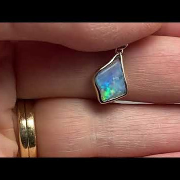 Vedhæng med en ægte solid krystal opal fra Australien indfattet i 14 karat guld.