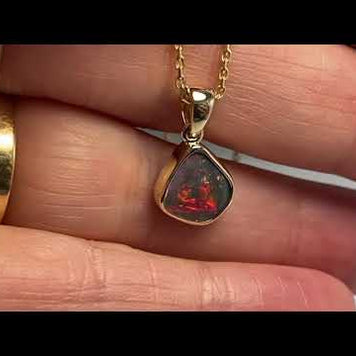 Vedhæng med en ægte solid opal fra vores mine i Lightning Ridge, Australien indfattet i 14 karat guld. Opalen er 1,58 ct, og bodytone er N2.