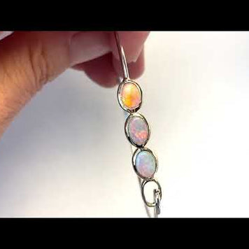Armring i sterling sølv og 14 karat guld med 3 stk. 9 x 7 mm solide crystal opaler fra Australien.