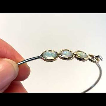 Armring i sterling sølv og 14 karat guld med 3 stk. 9 x 7 mm solide crystal opaler fra Australien.