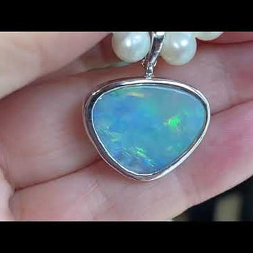 Vedhæng med en ægte crystal opal fra Australien, indfattet i sterling sølv. Vedhænget er lavet som en clips, da den er beregnet til at clipse på en perlekæde. Opalen vejer 3,36 ct.