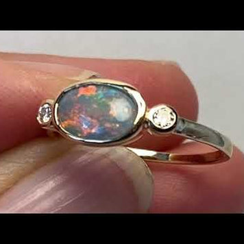 Ring med en ægte solid opal fra vores egen mine i Lightning Ridge, Australien. Indfattet i blankt 14 karat guld. Opalen vejer 0,79 ct., og der er isat 2x 0,03 ct. W/SI diamanter.
