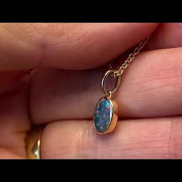 Vedhæng med en ægte doublet opal fra Australien indfattet i 14 karat guld.