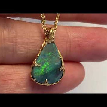 Ægte solid krystal opal fra vores egen mine i Lightning Ridge, Australien indfattet i 14 karat guld. De krogede grene af 14 karat guld holder opalen på plads. Opalen vejer 4,08 ct.