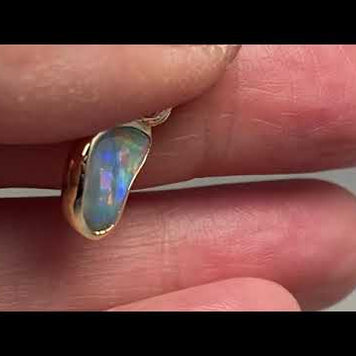 Vedhæng med en ægte solid krystal opal fra Australien indfattet i 14 karat guld.
