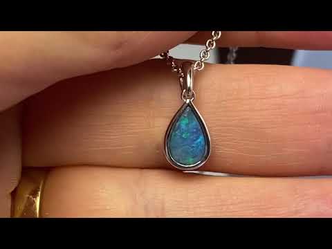 Vedhæng med en ægte solid krystal opal fra Australien indfattet i rhodineret sterling sølv.