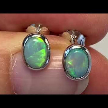 Opal ørestikkerne har ægte solide Australske crystal opaler indfattet i blankt sterling sølv.