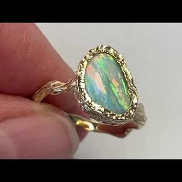 Ring med en ægte solid crystal opal fra Australien indfattet i 14 karat rustikt guld. Opalen vejer 1,61 ct.