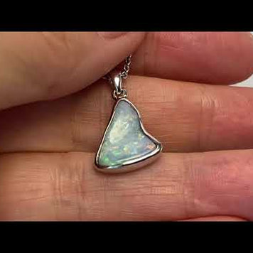 Vedhæng med en ægte solid krystal opal fra Australien indfattet i blankt sterling sølv.