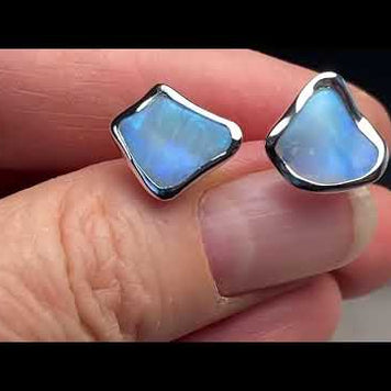 Ørestikker er med ægte solide krystal opaler fra Australien. Ørestikerne er i friform og indfattet i sterling sølv.