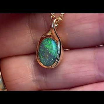 Vedhæng med en ægte solid crystal opal fra Australien indfattet i 14 karat guld.