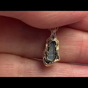 Vedhæng med en ægte solid opal fra vores mine i Lightning Ridge, Australien indfattet i 14 karat guld. Opalen er 1,30 ct, og bodytone er N2/N5.