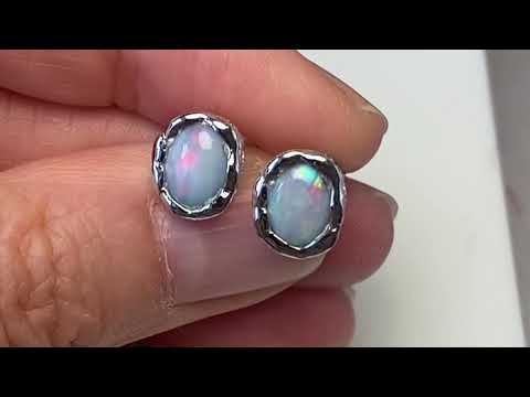Ørestikkerne har ægte solid crystal opal fra Australien, indfattet i sterling sølv med organiske former.