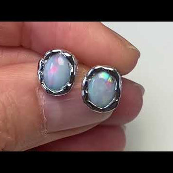Ørestikkerne har ægte solid crystal opal fra Australien, indfattet i sterling sølv med organiske former.
