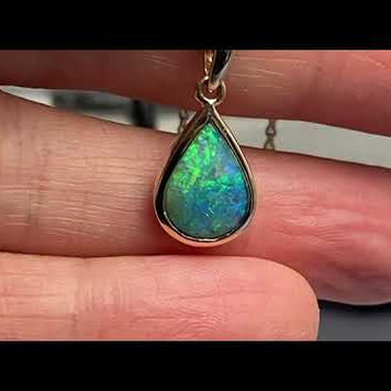 Vedhæng med en ægte solid krystal opal fra Australien indfattet i 14 karat guld.