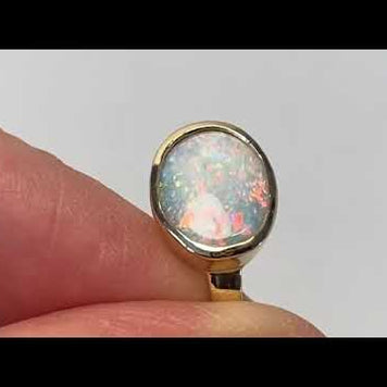 Ring med en ægte solid crystal opal fra Australien indfattet i 14 karat guld.