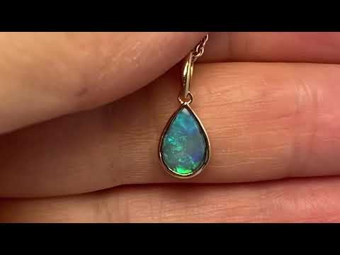 Vedhæng med en ægte solid krystal opal fra Australien indfattet i 14 karat guld.