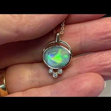 Opal vedhænget har en ægte solid Australsk krystal opal som er indfattet i 14 karat guld. Opalen er 1,28 ct.