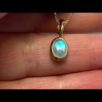 Vedhæng med en ægte solid crystal opal fra Australien indfattet i 14 karat guld.