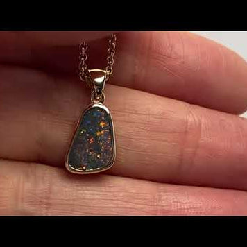 Vedhæng med en ægte solid opal fra vores mine i Lightning Ridge, Australien indfattet i 14 karat guld. Opalen er 1,08 ct, og bodytone er N2.