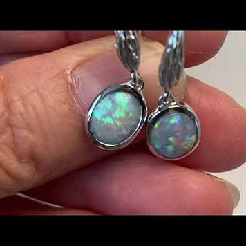Ørehængere med ægte solide crystal opaler fra Australien, indfattet i sterling sølv.