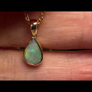 Vedhæng med en ægte solid krystal opal fra Australien indfattet i 14 karat guld.
