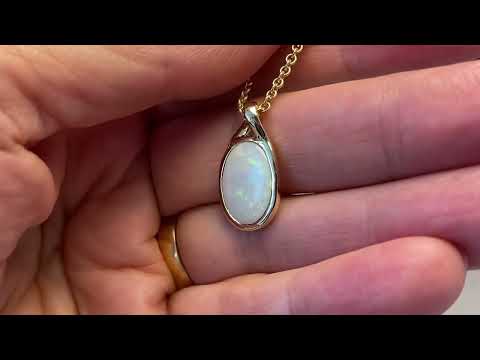 Vedhæng med en ægte solid krystal opal fra Australien indfattet i 14 karat guld.