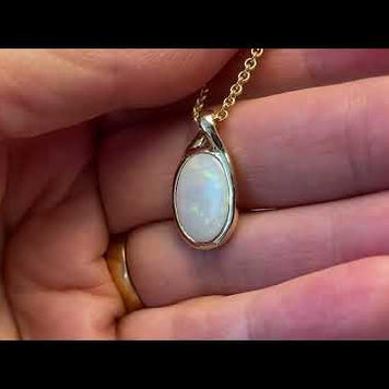 Vedhæng med en ægte solid krystal opal fra Australien indfattet i 14 karat guld.