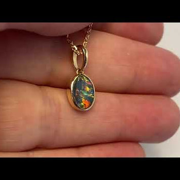 Vedhæng med en ægte doublet opal fra Australien indfattet i 14 karat guld.