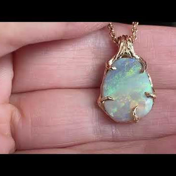 Vedhæng med en ægte solid crystal opal fra vores egen mine i Lightning Ridge, Australien. Indfattet i 14 karat rustikt guld. De krogede rustikke grene af 14 karat guld holder opalen på plads. Opalen vejer 3,20 ct., og har N7 bodytone.