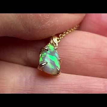 Ægte solid krystal opal fra vores egen mine i Lightning Ridge, Australien indfattet i 14 karat guld. De krogede grene af 14 karat guld holder opalen på plads.