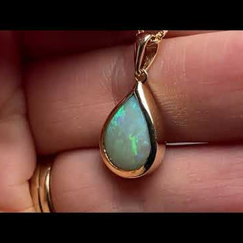 Vedhæng med en ægte solid krystal opal fra Australien indfattet i 14 karat guld.