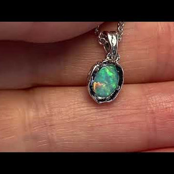 Vedhæng med en ægte solid crystal opal fra Australien indfattet i et rustikt vedhæng med organiske former i sterling sølv.