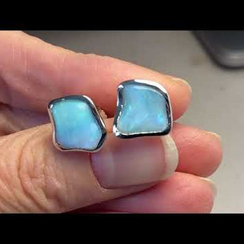 Ørestikker er med ægte solide krystal opaler fra Australien. Ørestikerne er i friform og indfattet i sterling sølv.