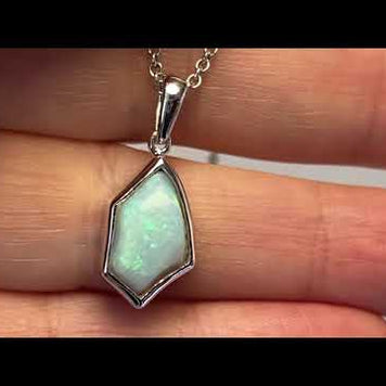 Vedhæng med en ægte solid krystal opal fra Australien indfattet i blankt rhodineret sterling sølv.