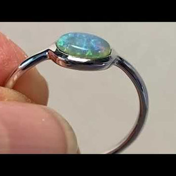 Ring med en ægte solid crystal opal fra Australien indfattet i sterling sølv.