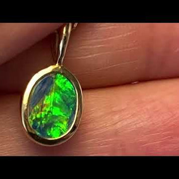 Vedhæng med en ægte doublet opal fra Australien indfattet i 14 karat guld.