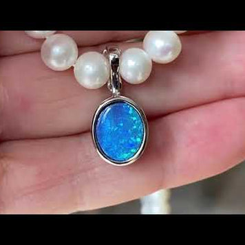 Vedhæng med en ægte doublet opal fra Australien, indfattet i sterling sølv. Vedhænget er lavet som en clips, da den er beregnet til at clipse på en perlekæde.