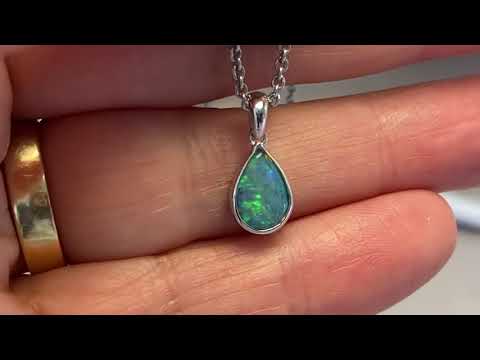 Vedhæng med en ægte solid krystal opal fra Australien indfattet i rhodineret sterling sølv.