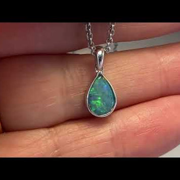 Vedhæng med en ægte solid krystal opal fra Australien indfattet i rhodineret sterling sølv.