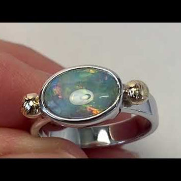 Ægte solid crystal opal fra Australien indfattet i sterling sølv med 14 karat guld detaljer.