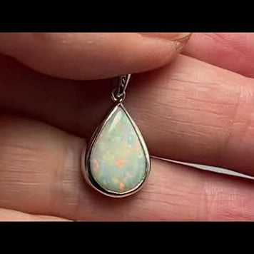 Vedhæng med en ægte solid krystal opal fra Australien indfattet i rhodineret sterling sølv.