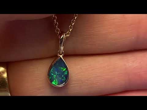 Vedhæng med en ægte solid krystal opal fra Australien indfattet i 14 karat guld.