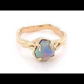 Ring med ægte solid crystal opal fra Lightning Ridge, Australien. Opalen er indfattet 14 karat guld. Krogede rustikke grene af 14 karat guld holder opalen på plads. Opalen vejer 2,05 ct.