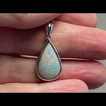 Vedhæng med en ægte solid krystal opal fra Australien indfattet i blankt sterling sølv.