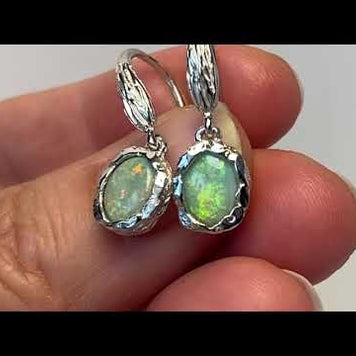 Ørehængere med ægte solide crystal opaler fra Australien, indfattet i rustikke organiske former i sterling sølv.