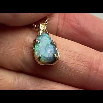 Vedhæng med en ægte solid opal fra vores mine i Lightning Ridge, Australien indfattet i 14 karat guld. Opalen er 2,47 ct, og bodytone er N5/N6.