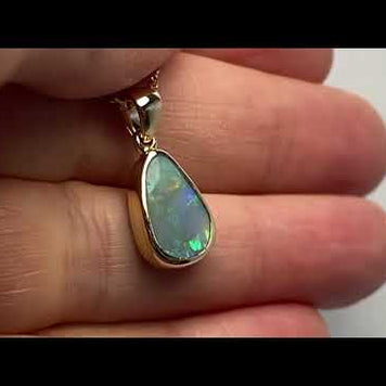 Vedhæng med en ægte solid opal fra vores mine i Lightning Ridge, Australien indfattet i 14 karat guld. Opalen er 1,84 ct, og bodytone er N5.